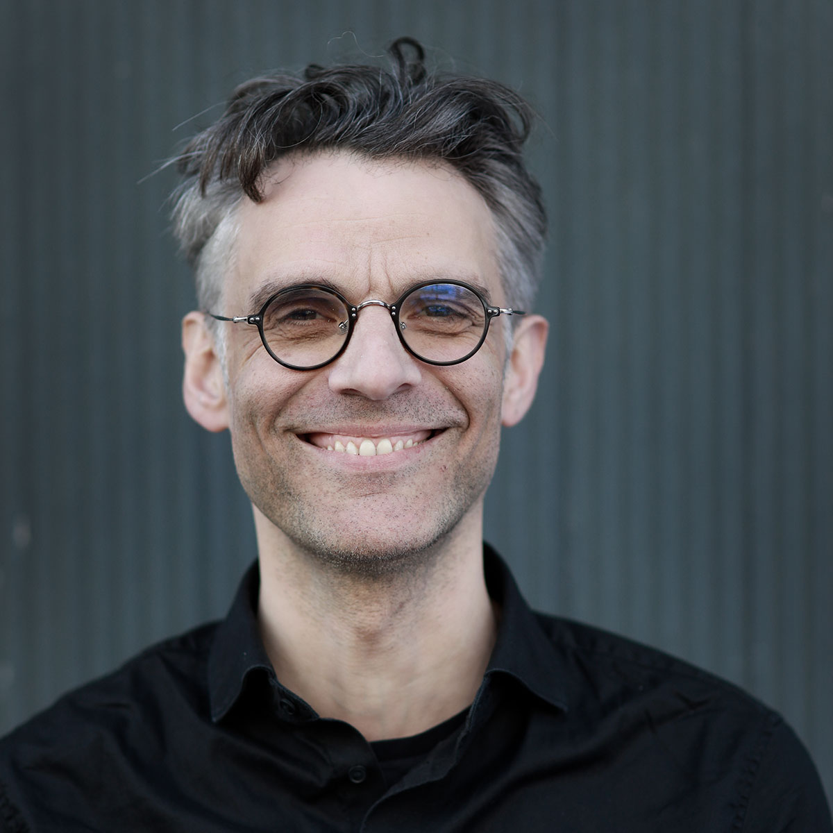 Porträt von Dr. Johnny van Hove, Projektleiter der EAA Berlin. EAA Berlin (Einheitliche Ansprechstelle für Arbeitgeber) - Beratung zu Inklusion und Beschäftigung von Menschen mit Schwerbehinderung.